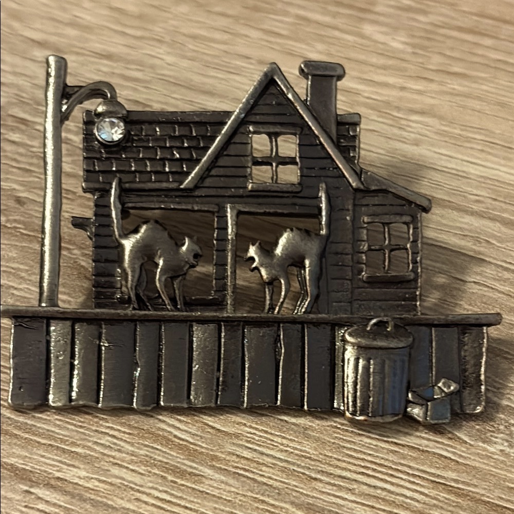 Unsigned JJ cat fight on a porch Halloween theme brooch
